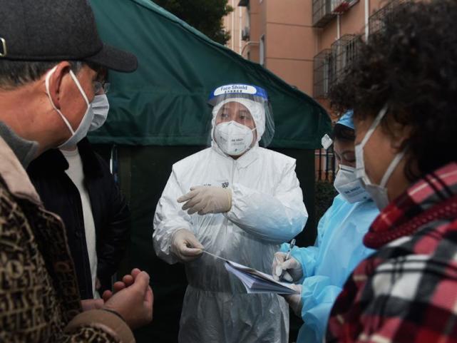 协助转运挨家挨户核查密接者上海宝山警方深入临江新村参与疫情防控