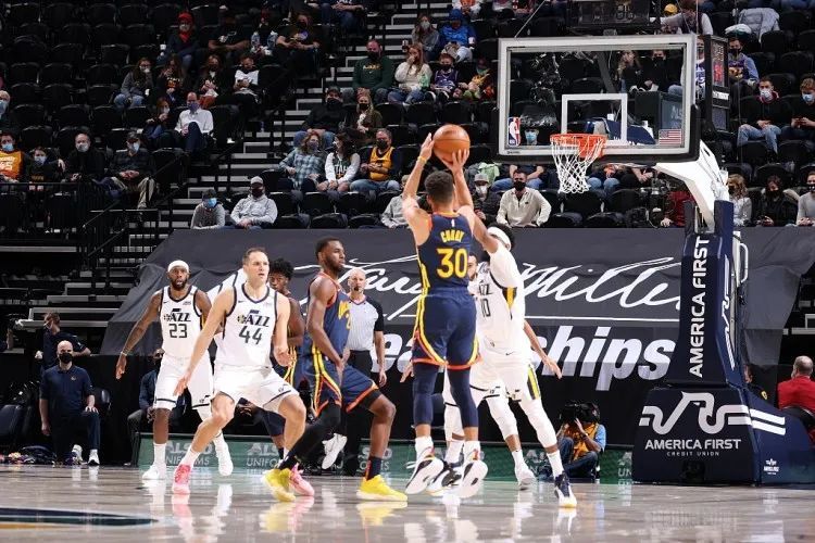 库里晒本赛季3座MVP奖杯|举报!有人耍流氓,教坏孩子