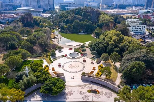 绣山公园,位于温州市中心,接着锦绣路,靠近伯爵山庄,是利用球山留下来