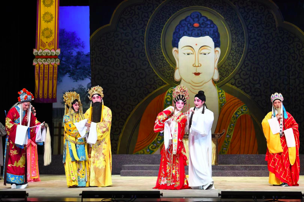 青年担纲主演粤剧戏宝刁蛮公主戆驸马受热捧