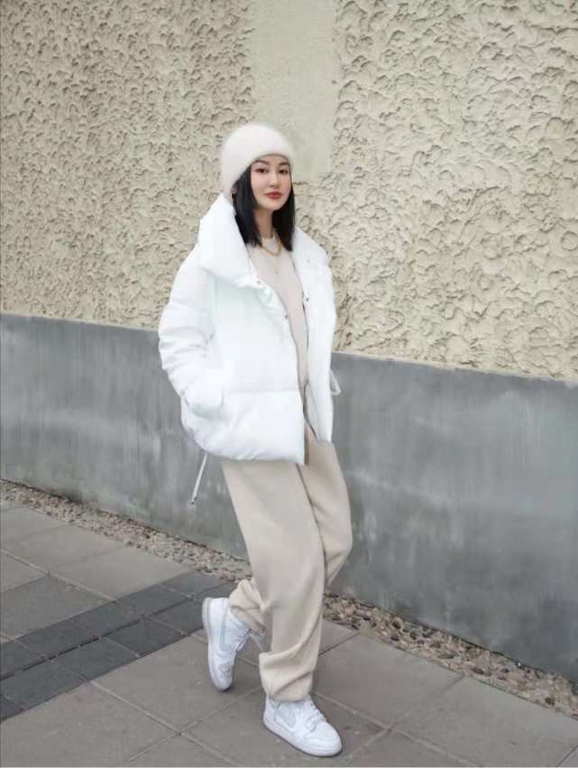 短款白色羽绒服怎么搭配好看