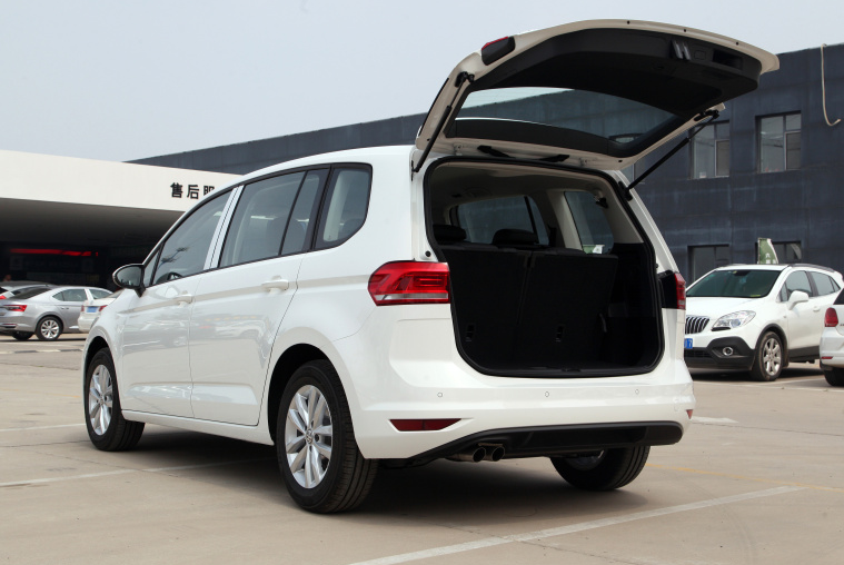 大众途安l到店实拍14t7座布局性价比超越艾力绅