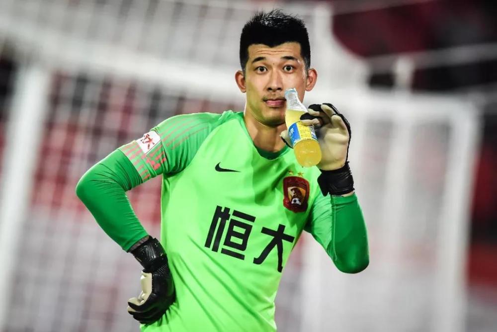 为什么在同样顶薪情况之下,刘殿座还要坚持离开恒大加盟大连人?