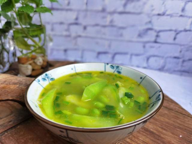 丝瓜毛豆汤属于夏季时令汤,因为丝瓜本身十分清爽,毛豆也十分单调