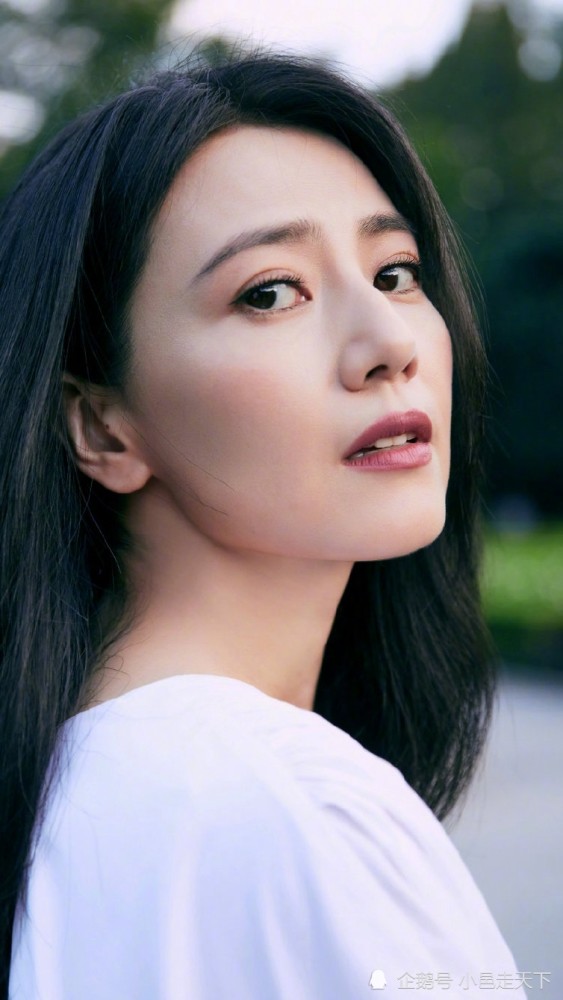 高圆圆第3期白衣黑裙优雅花园写真