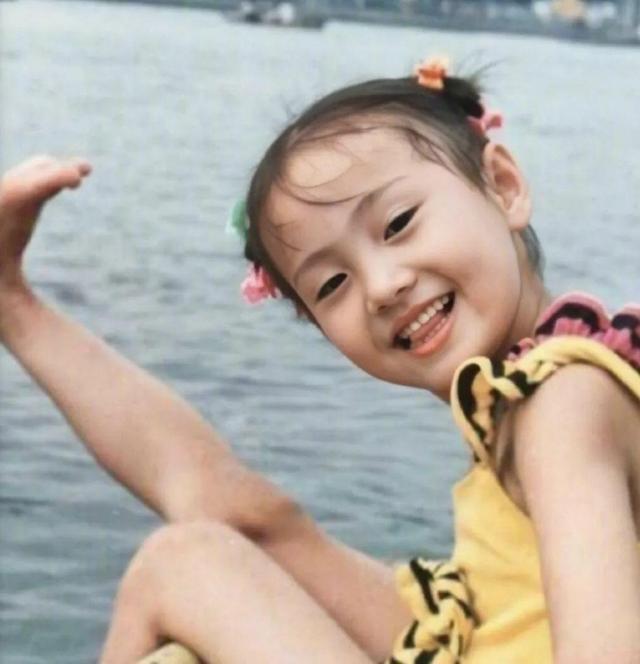 郑爽代孕弃子引争议她父亲更过分曾在某节目要跟女儿拍吻戏