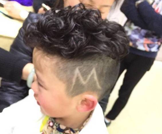 临近新年宝妈给2岁宝宝烫头引争议孩子太小能做头发吗