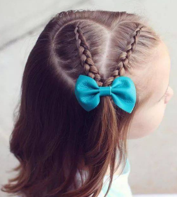 临近新年宝妈给2岁宝宝烫头引争议孩子太小能做头发吗