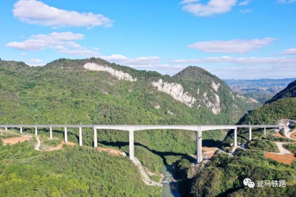 有利于加强连接南北的铁路大通道建设,扩大路网覆盖面,为黔南州建设