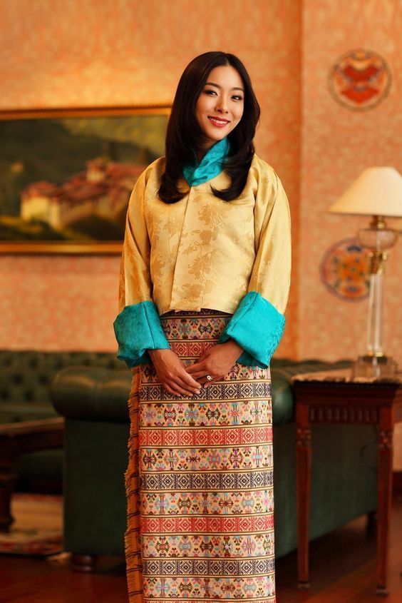 不丹美女公主喜迎39岁生日裹香槟色短袍真美艳狐狸眼撩人