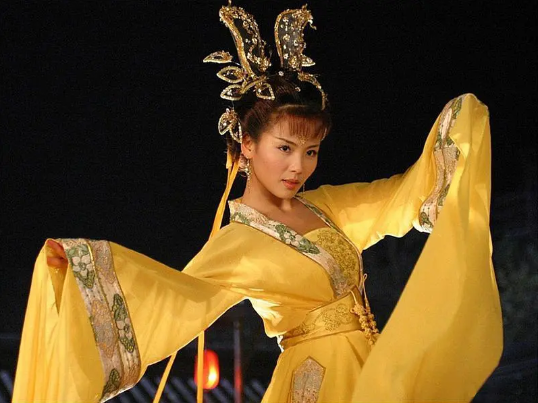 大周后,现在再看当年的服化道有些辣眼睛,但剧集刚播出时,她的周娥皇