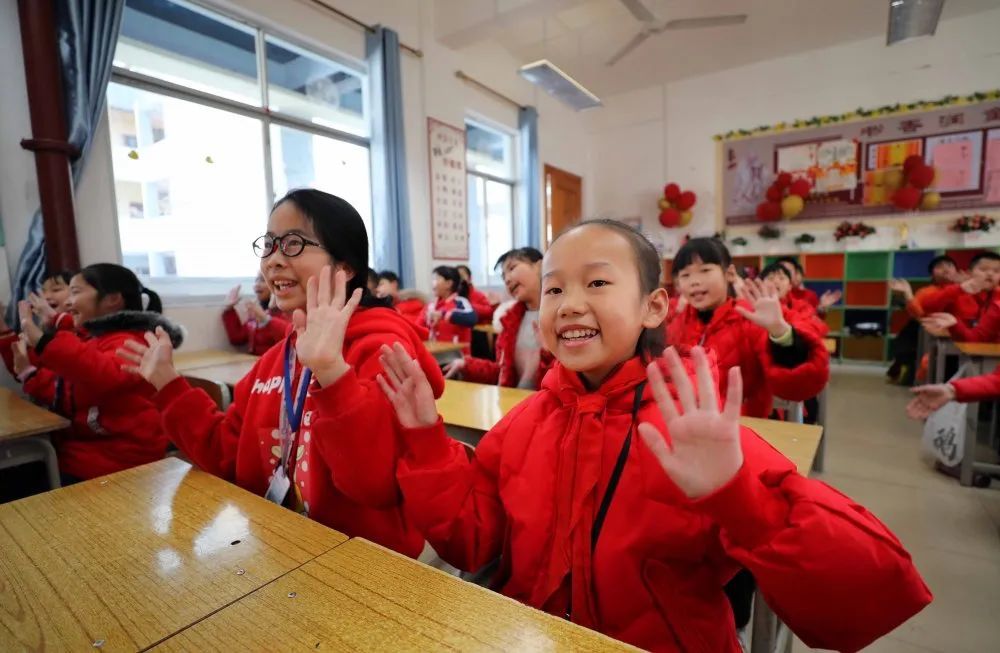 少年手势舞小学生图片