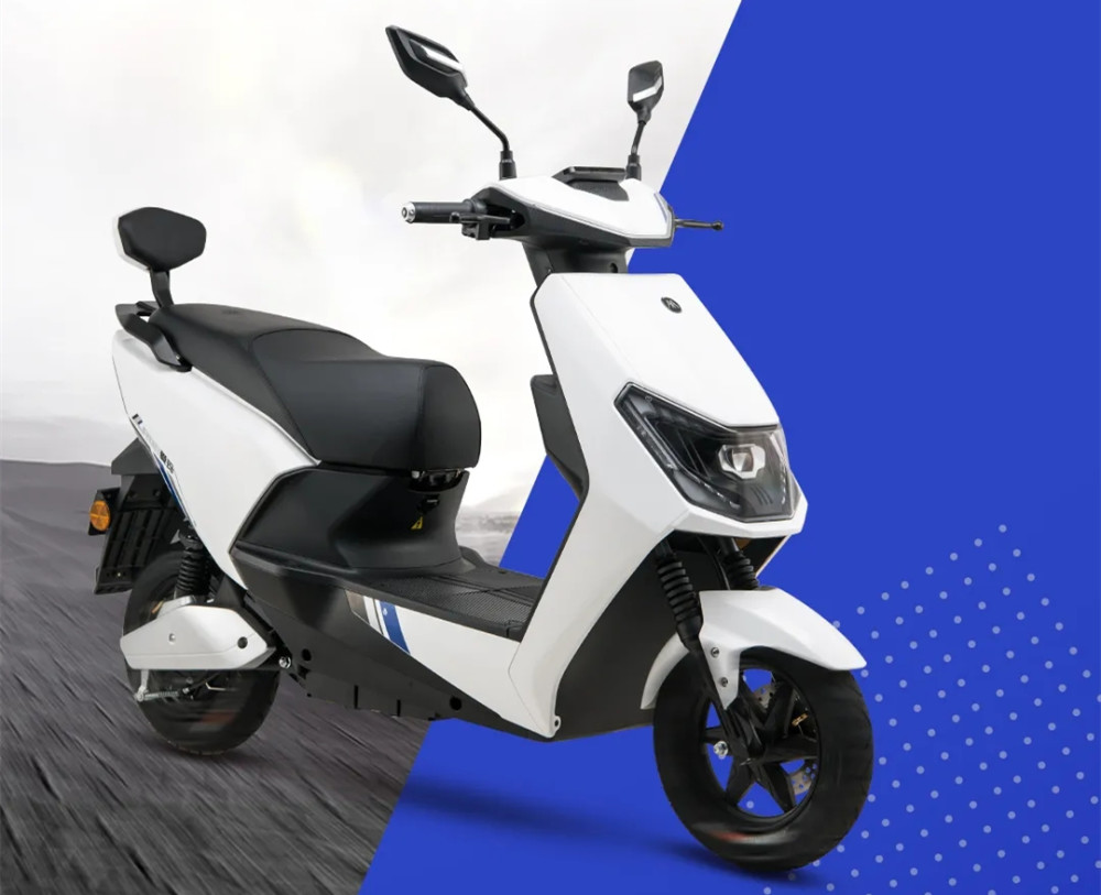 首先,从尺寸大小来看,爱玛迪克l550长为1850mm,而宽为720mm,高为1105