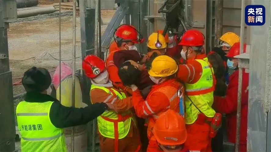 14时07分许,山东栖霞五彩龙金矿爆炸事故第三批3名被困矿工成功升井.