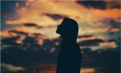 梦见自己活着的亲人去世了，梦境背后的深层含义与心理解析