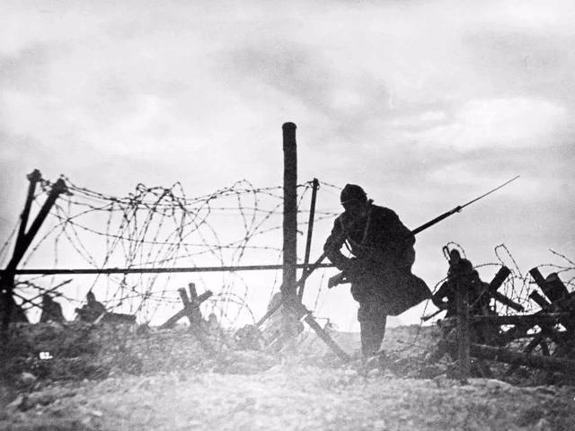 战场上,为何小小的铁丝网会成为士兵们的噩梦?仔细看看上面都有啥