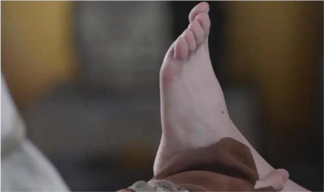 中了十香软筋散,于是张无忌一个人跑去找赵敏,通过挠一挠赵敏的脚底