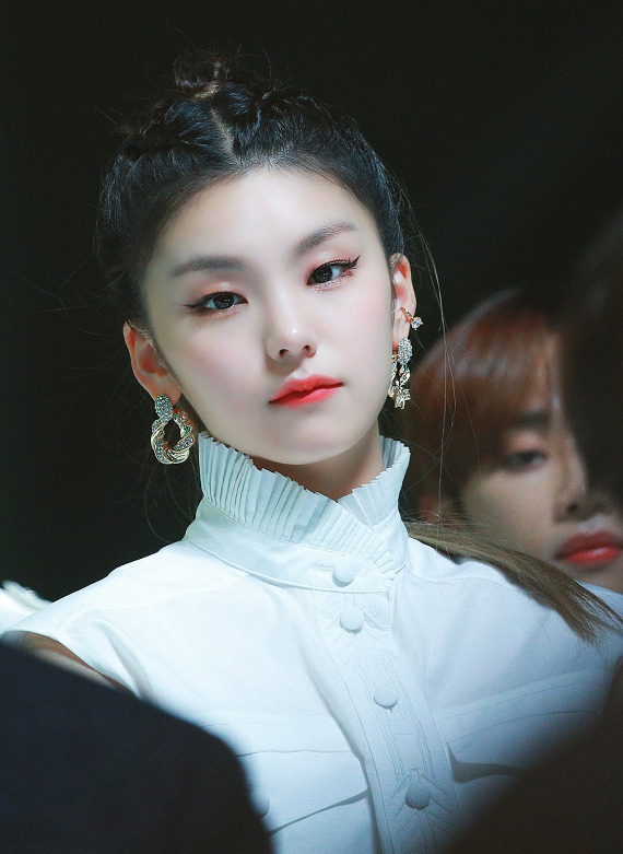 itzy童年照公开，黄礼志宛若糯米团子，YUNA从小就是元气开朗女孩_腾讯新闻