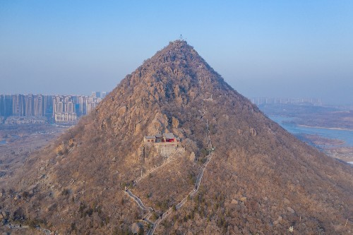 航拍济南华山公园山峰从平地突起宛如一朵花骨朵