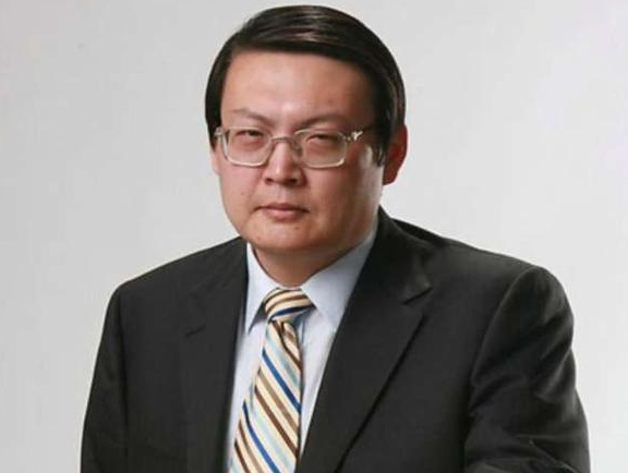曾是央视著名主持人,节目遭停播被迫退圈,为何大众纷纷点赞?