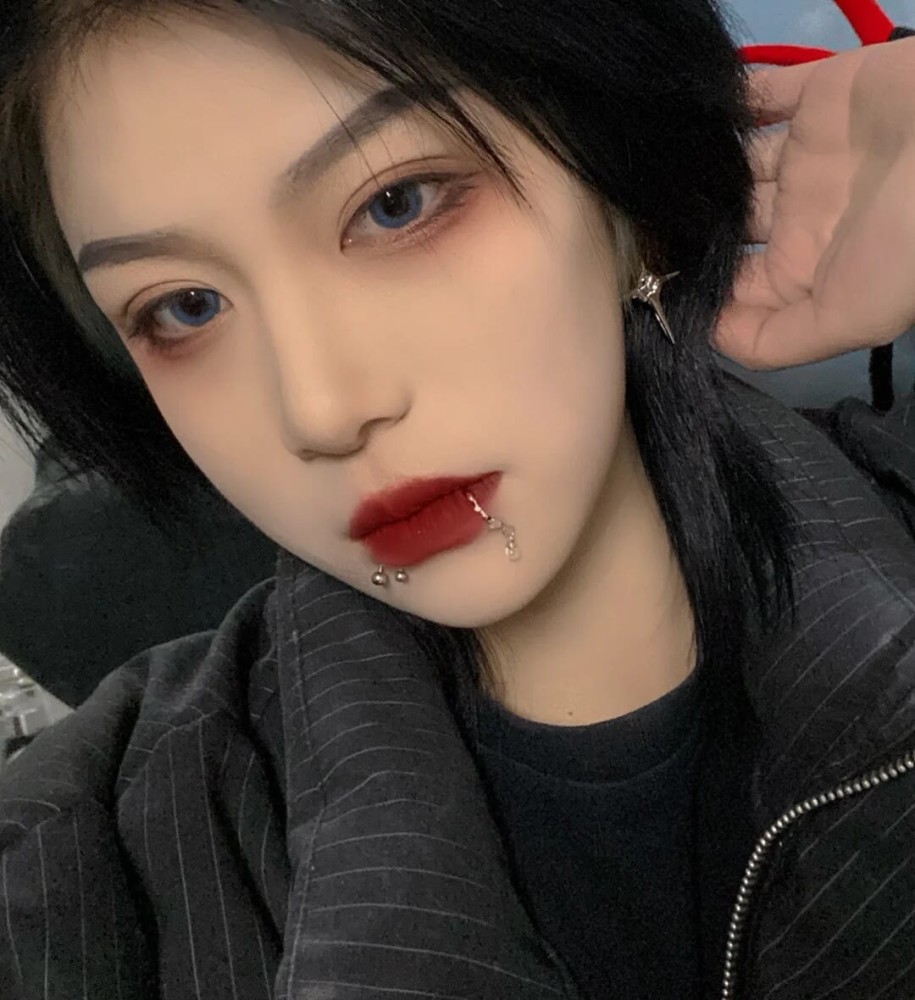 有点酷的女生头像亲手推开的没资格想念