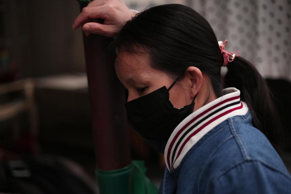 2段婚姻失败,她独自带着同母异父的2个孩子,在生活中苦苦挣扎