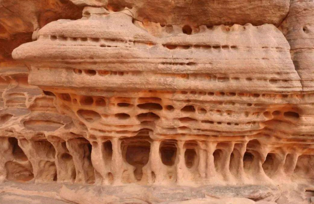 大的石窝又称为风蚀壁龛(kān),有的高可及人.