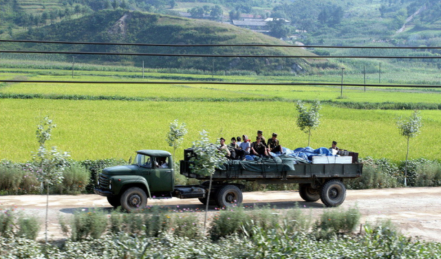 朝鮮農村百姓為什麼喜歡乘坐卡車出行