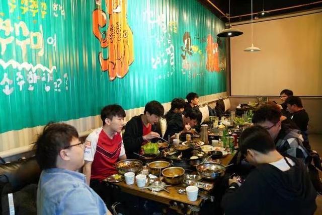 Rookie成LPL中单领军人物？WE香克斯说出答案，职业中单都看过他