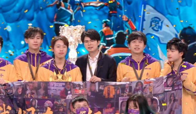 KPL：久哲成最强教练？半年让倒数战队成冠军，直言久诚让自己很失落