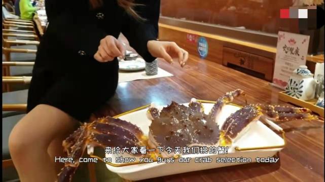 Doinb这么抠？请牛宝吃饭掏300，转头却请糖小幽吃3000的帝王蟹