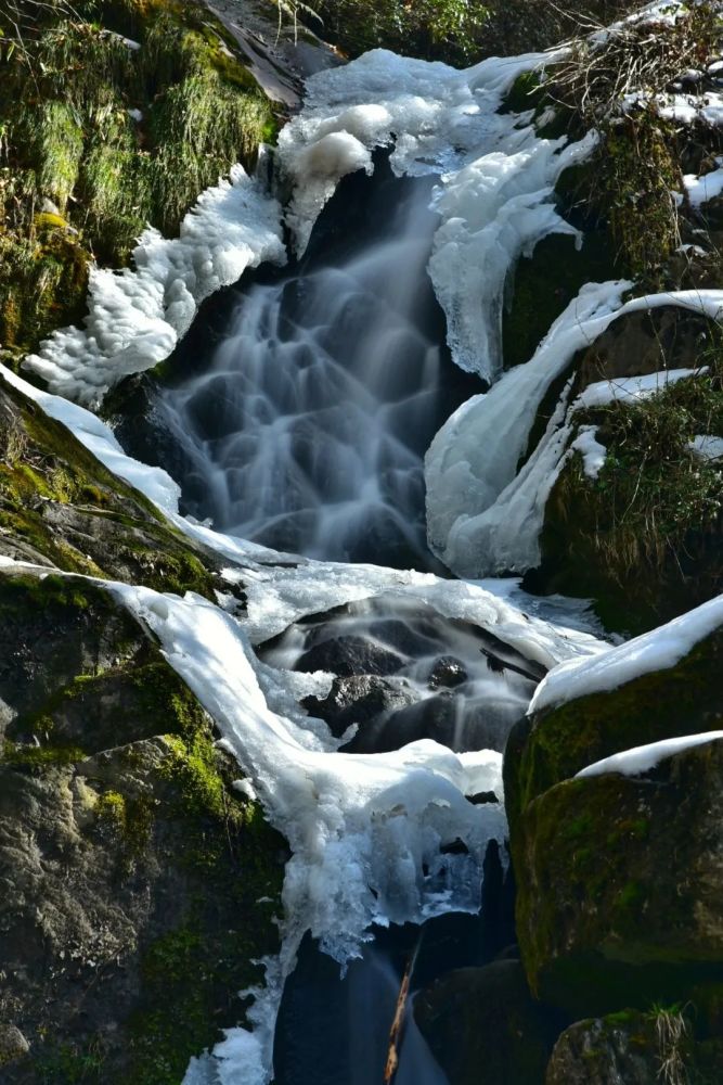 讓河,其源頭位於大巴山第二高峰化龍山山脈,峽谷幽深,河水潺潺,一年四