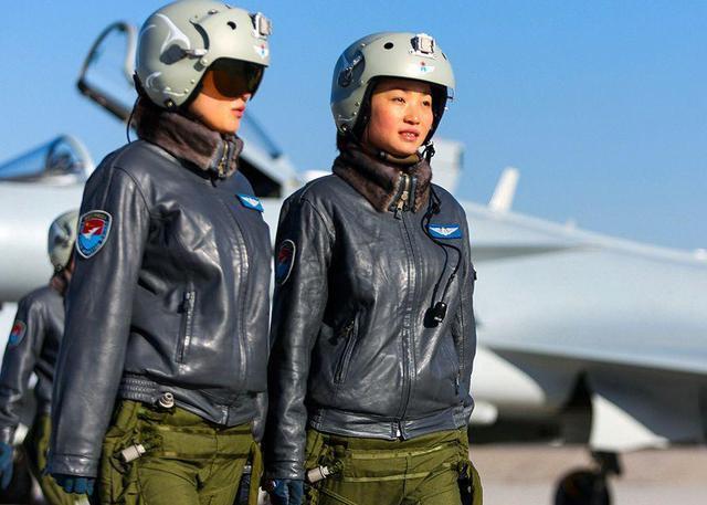 中国21岁女飞行员,迎来真正的成人礼,驾驶高级教练机首次单飞