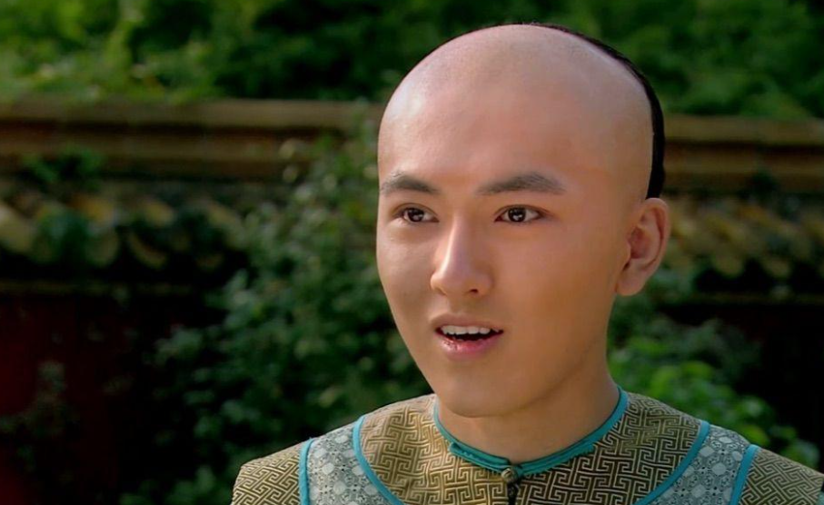 《甄嬛传》三阿哥,他因抢戏朱一龙被骂,当下2部剧作上星连播