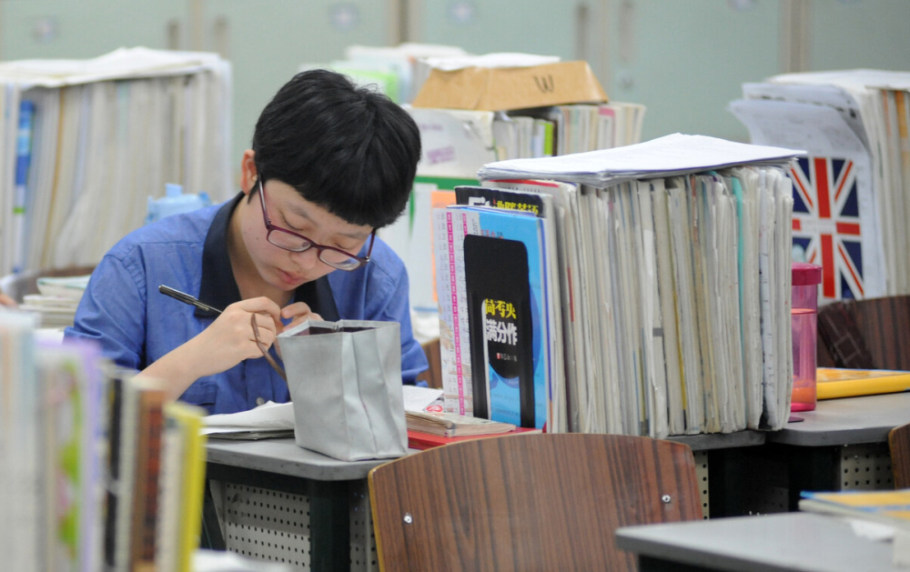 学霸书桌"大揭秘,学渣看了也羡慕,没有谁能随便成功