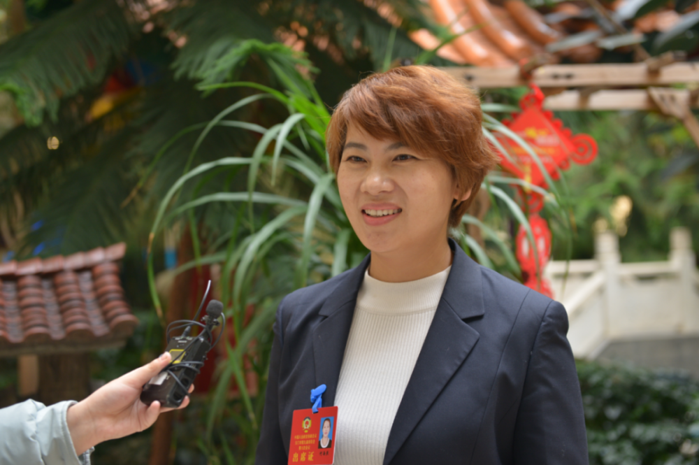 玉门市融媒体中心记者 魏丹丹:"我现在是在玉门宾馆,政协玉门市第九届