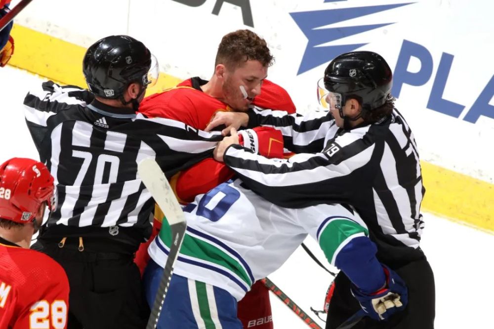 王安福我们究竟应该怎么看冰球打架