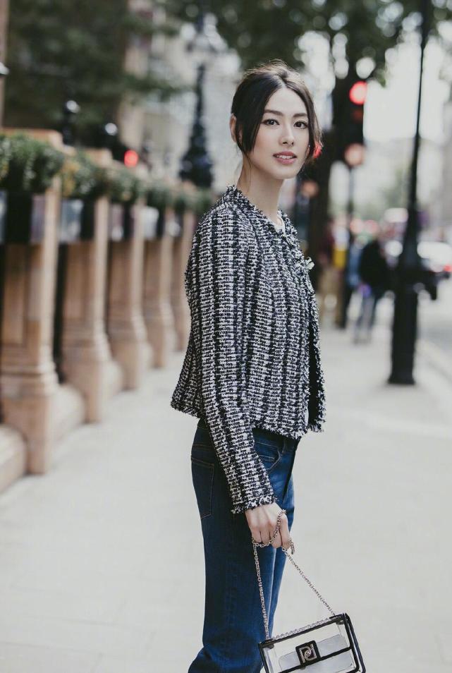 梁洛施气质没得挑穿小香风短外套搭牛仔喇叭裤阔太范十足