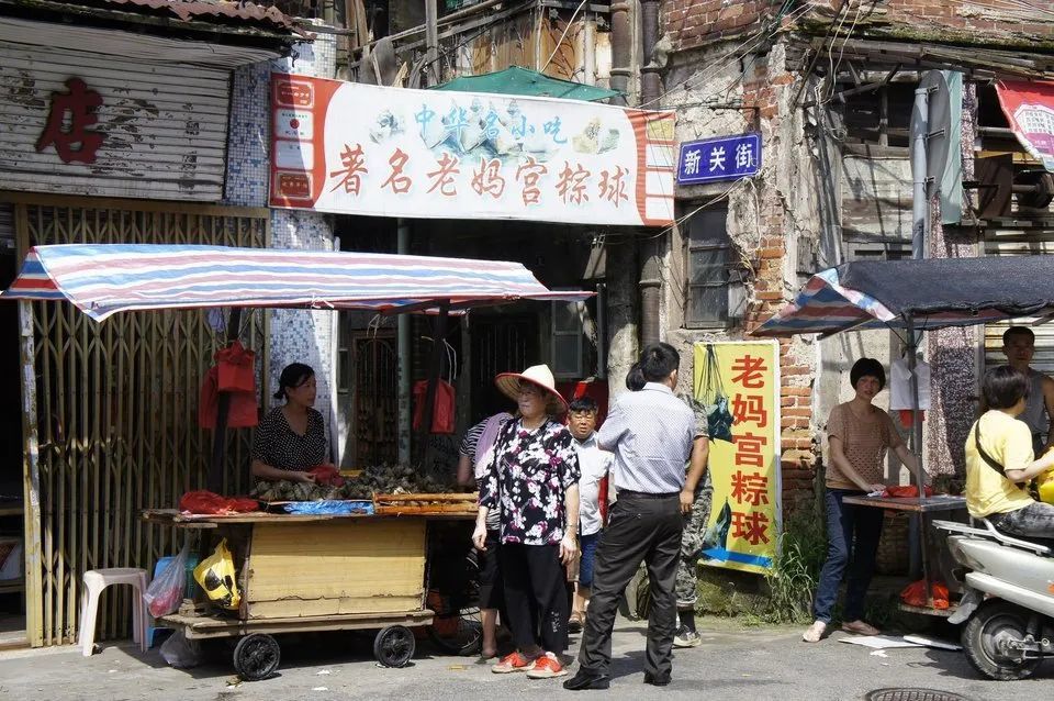 潮汕街头上随处可见的小摊档客流量大的地方,租金贵得离谱但仍遍地