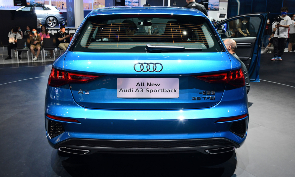 全新奥迪a3的尾部层次感更加突出,两侧犀利的尾灯,搭配双边共两出的