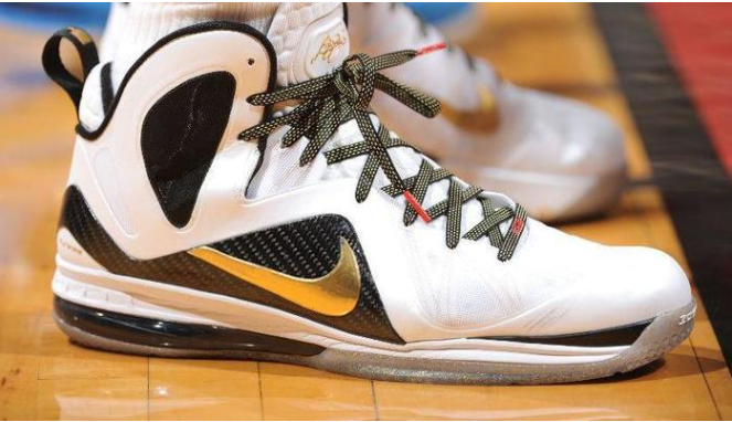 而投詹10的,虽然这个配色也不错,但是我相信更吸引大家的还是lbj 10的