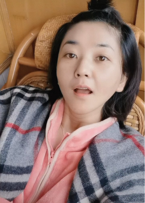 央视方琼素颜露面熬夜包饺子黑眼圈明显粉睡衣卖萌请假遭拒绝