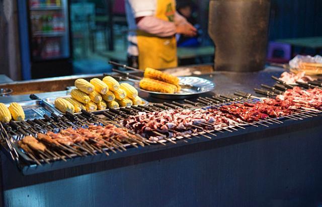 压垮羊肉串,赶走小龙虾,曾经无人问津的它,如今是烧烤摊的网红