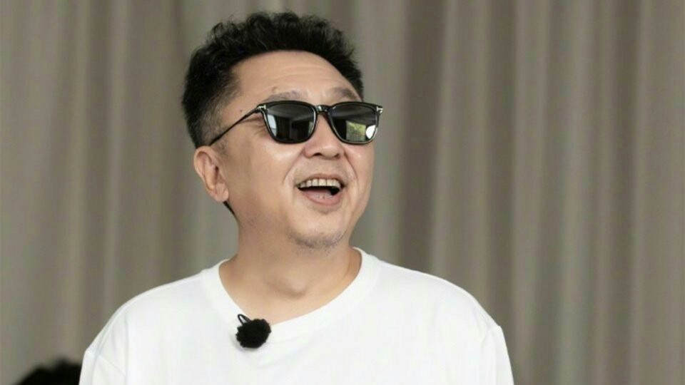 郭德纲作诗晒照为于谦庆生,照片背景意外成亮点,这"糖"好甜啊_腾讯