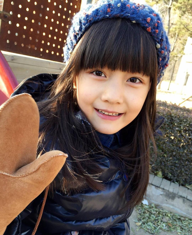 从小气质就偏软萌,脸上骨骼感弱,脂肪薄,立体度低,长相是中规中矩的