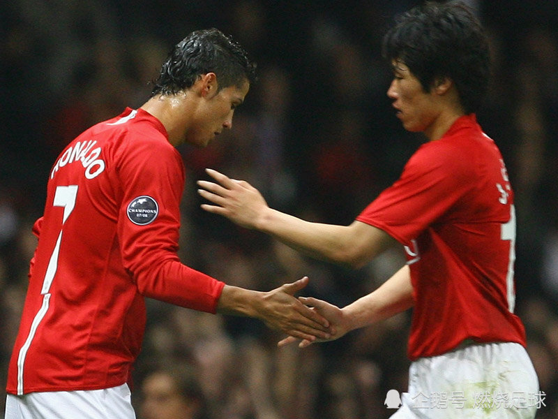 众所周知,在c罗效力曼联期间曾和朴智星做过4年队友,两人之间有不止
