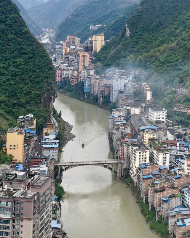 盐津县东北与四川高县,筠连,宜宾三县交界,南连云南彝良相连.