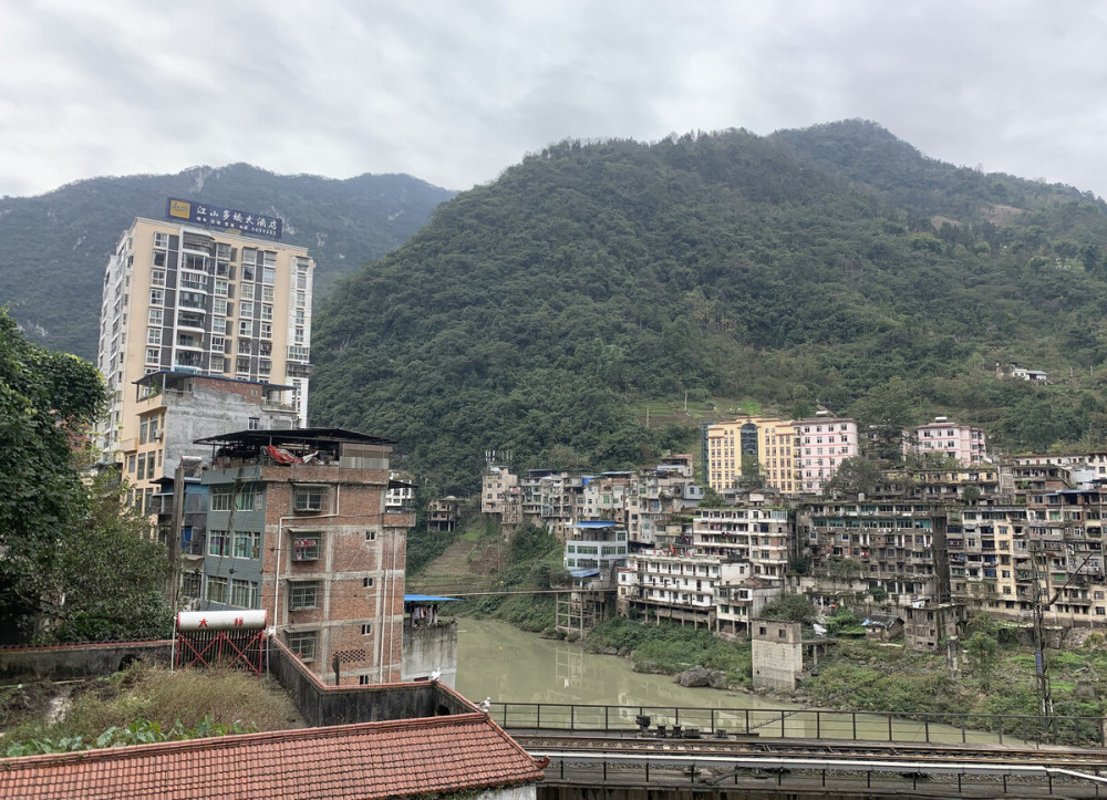 我国最窄的县城,两侧建筑临崖绝壁,网友:这才是"一线城市"!