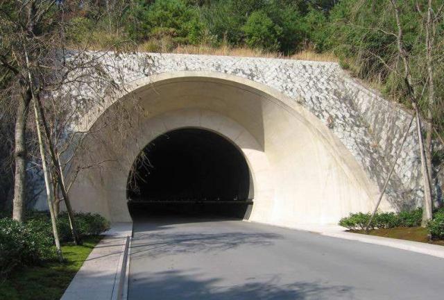 世界上最深的隧道花了17年才建成深到火车跑1个小时都跑不完