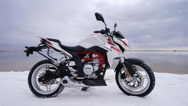 实在代步摩托车!25马力300cc,车重155kg,1万6贵吗?_腾讯网